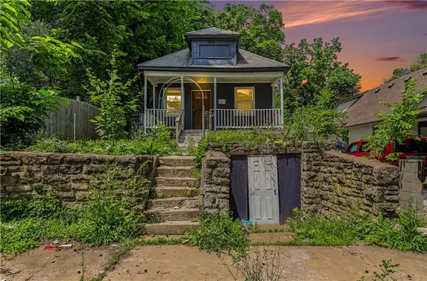 2524 Kensington AVE, Kansas City, MO 64127