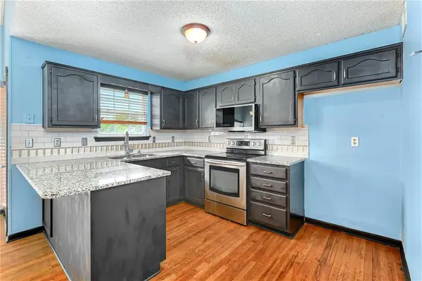 644 SE JONATHON AVE Lee's Summit, MO 64063