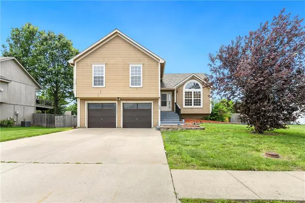 644 SE JONATHON AVE, Lee's Summit, MO 64063