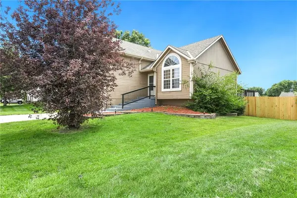 644 SE JONATHON AVE, Lee's Summit, MO 64063