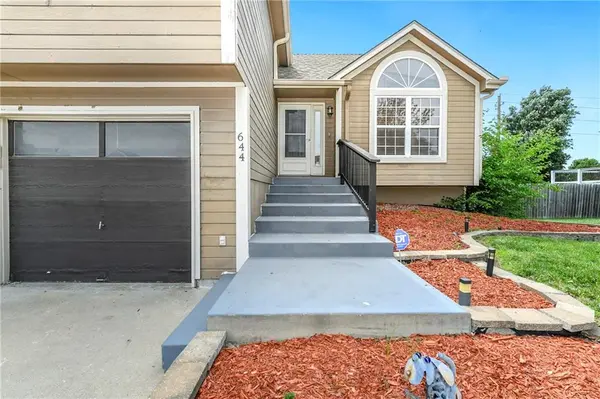 644 SE JONATHON AVE, Lee's Summit, MO 64063