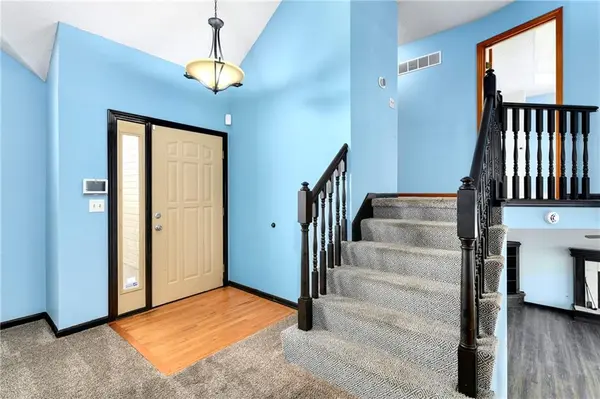 644 SE JONATHON AVE, Lee's Summit, MO 64063