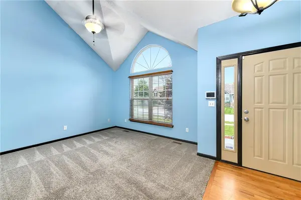 644 SE JONATHON AVE, Lee's Summit, MO 64063