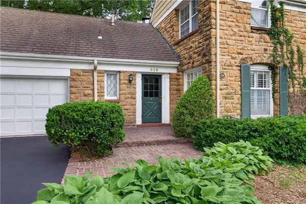 829 W 54th TER, Kansas City, MO 64112