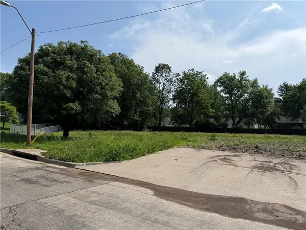8821 Jarboe ST, Kansas City, MO 64114