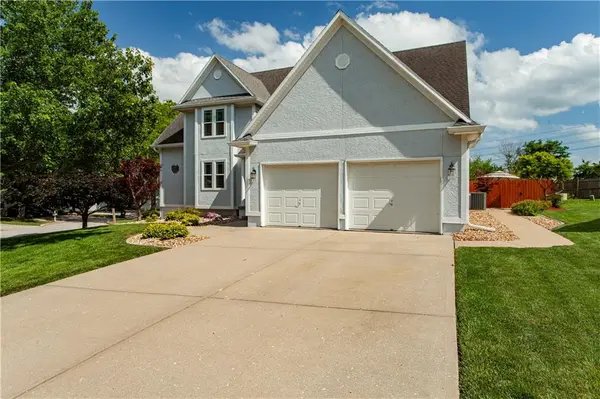 1124 NE Waterfield Village DR, Blue Springs, MO 64014