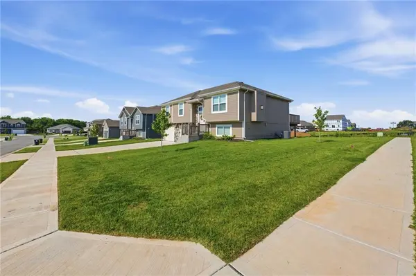 700 Summer Dawn CIR, Belton, MO 64012