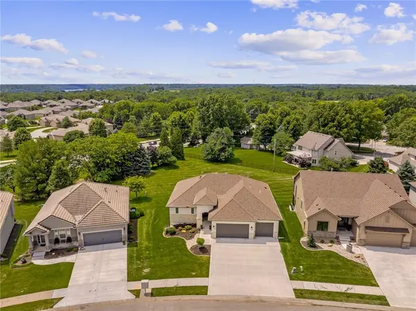 4209 NE Hideaway DR, Lee's Summit, MO 64064