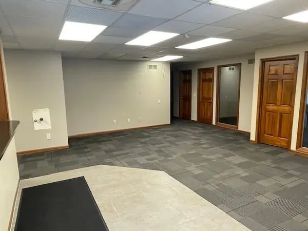 1007 E Saint Maartens DR, St Joseph, MO 64506