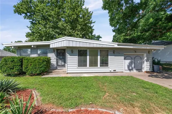 6104 N Garfield AVE, Gladstone, MO 64118
