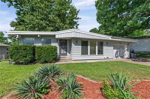 6104 N Garfield AVE, Gladstone, MO 64118