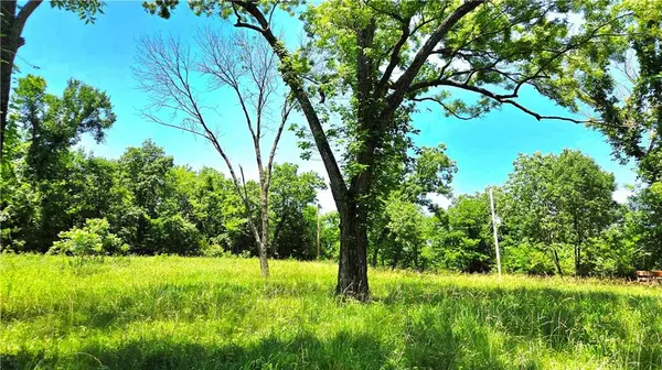 1 Shady Hollow DR, Linn Valley, KS 66040