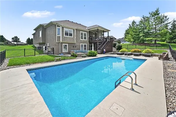 2910 NE 102nd TER, Kansas City, MO 64155