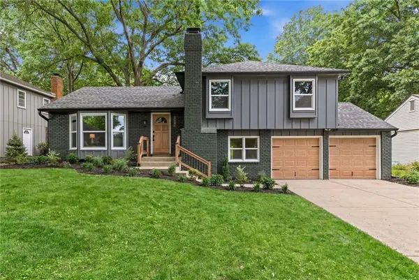 9724 Slater LN, Overland Park, KS 66212