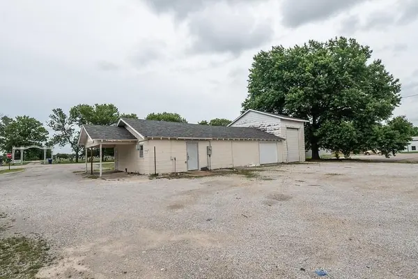 406 E Taylor AVE, Caney, KS 67333