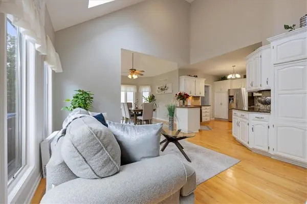 1829 SW Twincreek PL, Blue Springs, MO 64015