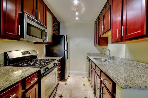 700 E 8th ST #4D, Kansas City, MO 64106