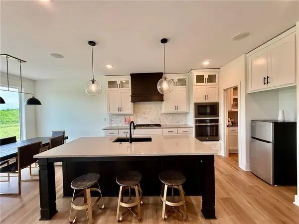 3116 SW Summit View TRL, Lee's Summit, MO 64082
