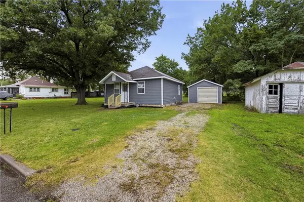 914 N 11th ST, Neodesha, KS 66757