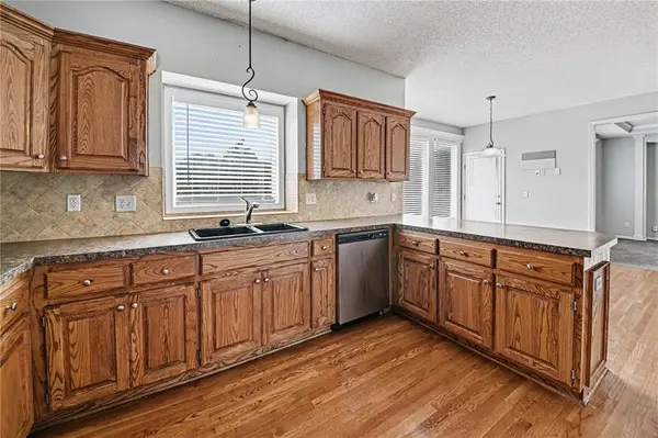 891 S Clearwater Creek DR, Olathe, KS 66061