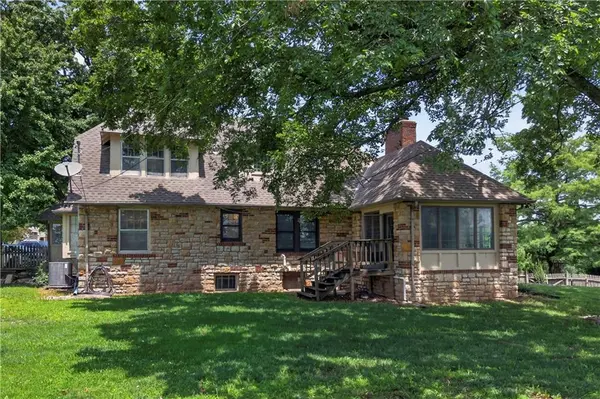 609 E 92nd TER, Kansas City, MO 64131