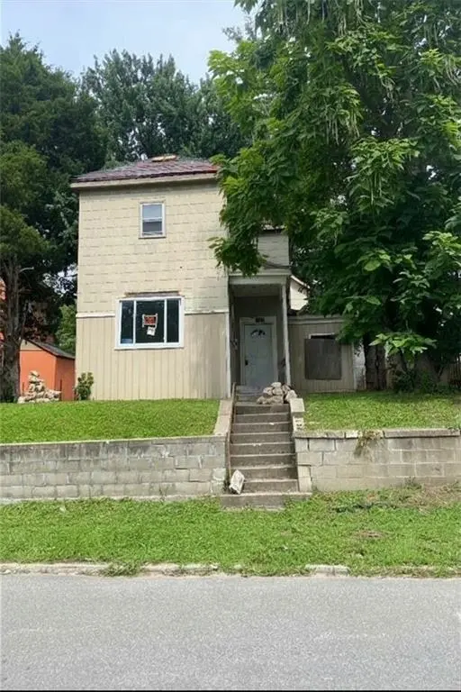 815 N 13th ST, St Joseph, MO 64501