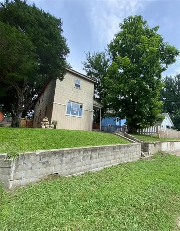 815 N 13th ST, St Joseph, MO 64501