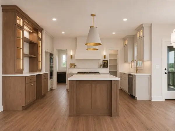 5695 Thousand Oaks DR, Parkville, MO 64152