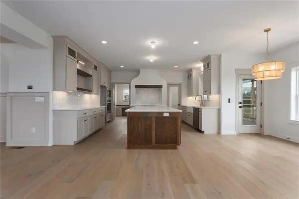 5695 Thousand Oaks DR, Parkville, MO 64152