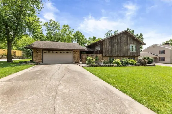 21 W Edwards ST, Iola, KS 66749