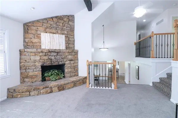 16015 Meadow LN, Stilwell, KS 66085