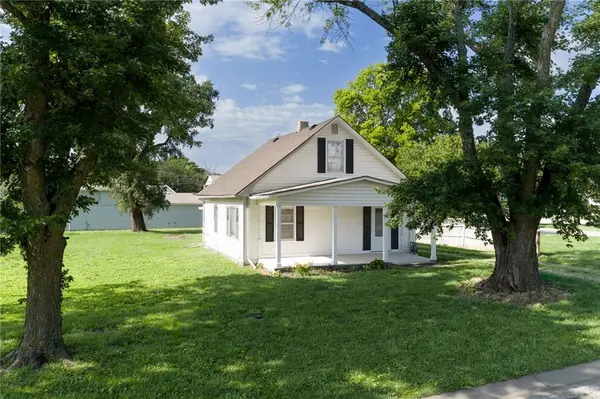110 E 3rd ST, Tonganoxie, KS 66086