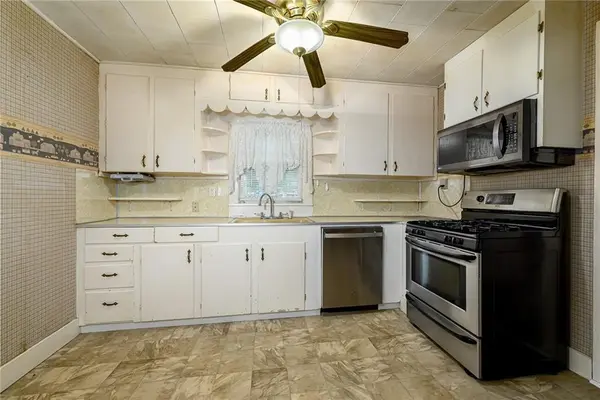 110 E 3rd ST, Tonganoxie, KS 66086