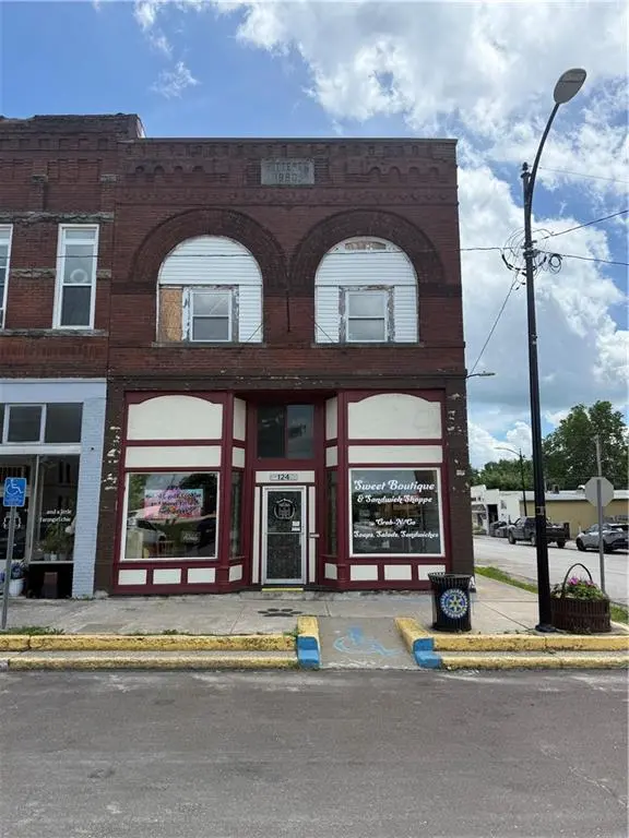 124 W Grand ST, Gallatin, MO 64640