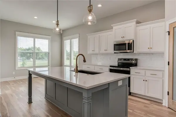 18722 W 169th TER, Olathe, KS 66062