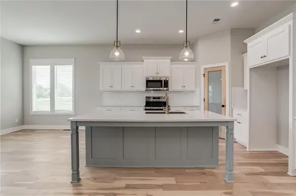 18722 W 169th TER, Olathe, KS 66062