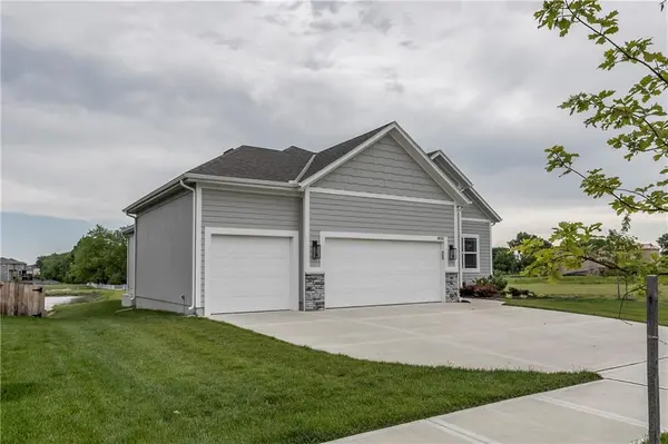 18722 W 169th TER, Olathe, KS 66062
