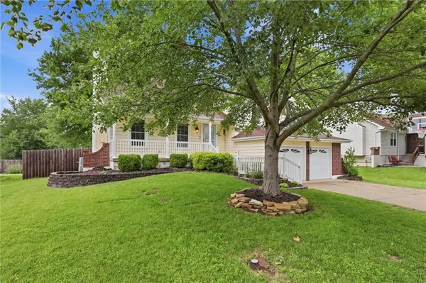 1209 SW Trail Ridge DR, Blue Springs, MO 64015