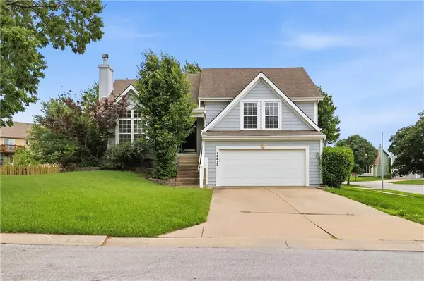 16412 W 157th TER, Olathe, KS 66062