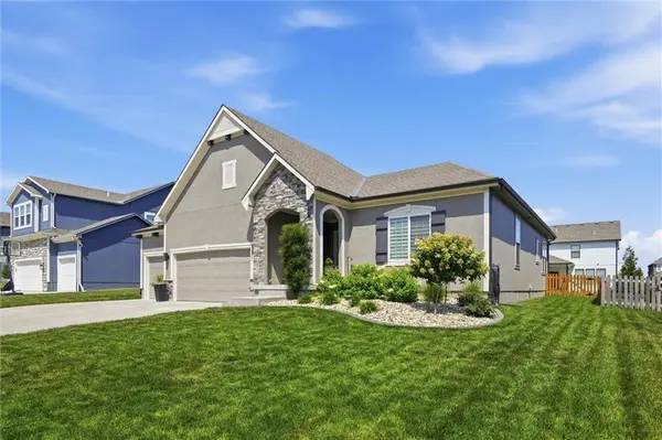 131 SE Briar Valley LN, Blue Springs, MO 64064