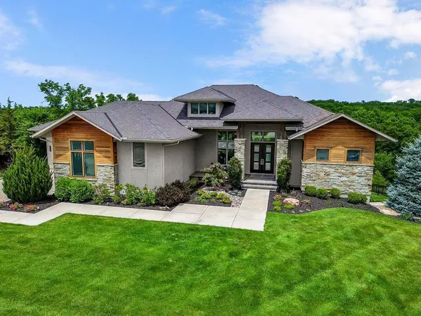 25040 W 105th TER, Olathe, KS 66061