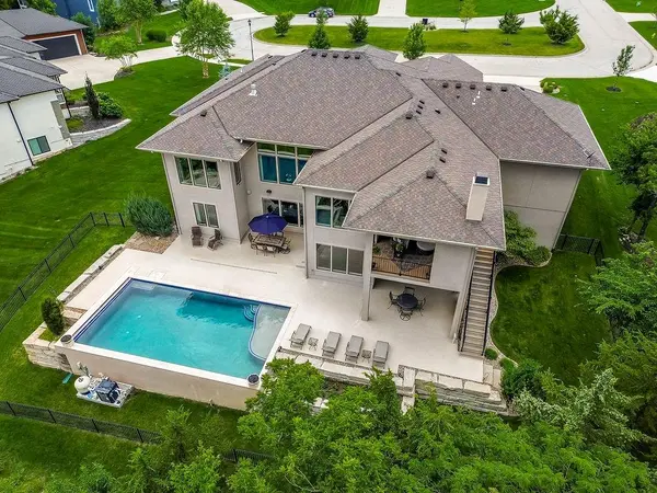 25040 W 105th TER, Olathe, KS 66061