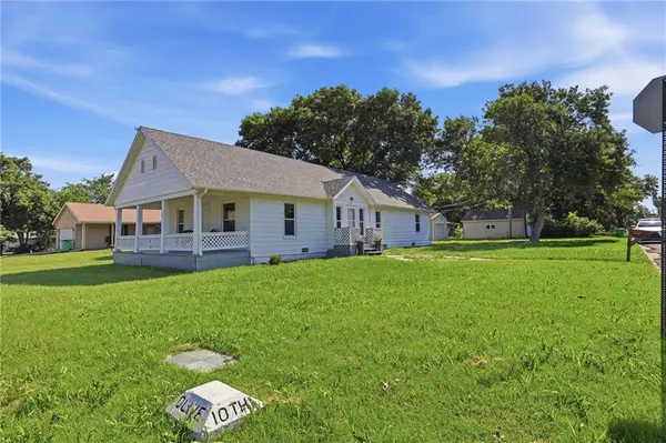 821 W 10th ST, Ottawa, KS 66067