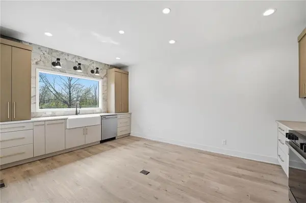 212 NW Orchard CT, Lee's Summit, MO 64063