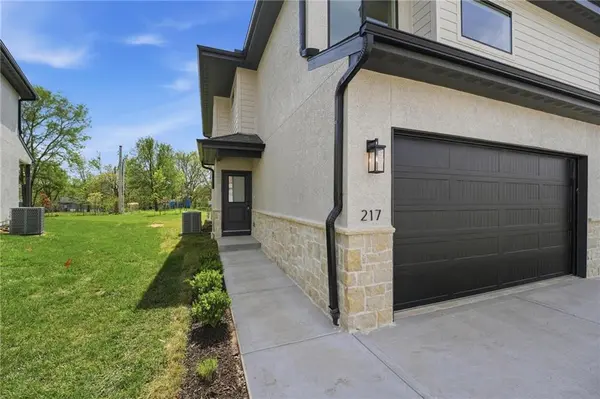 212 NW Orchard CT, Lee's Summit, MO 64063