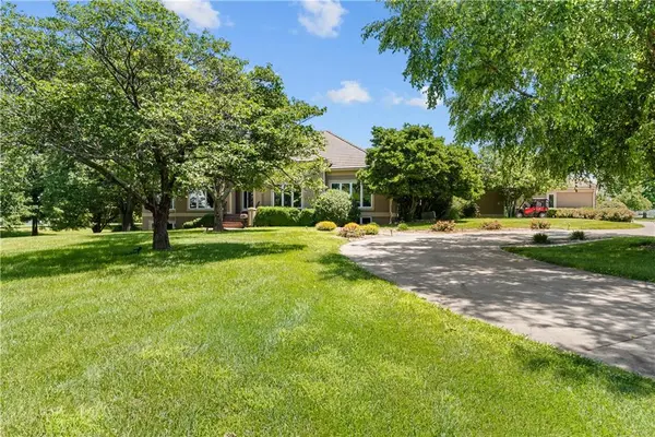 13801 S Pebblebrook LN, Greenwood, MO 64034