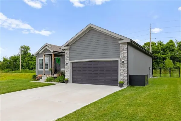 1203 SW Burns CIR, Oak Grove, MO 64075