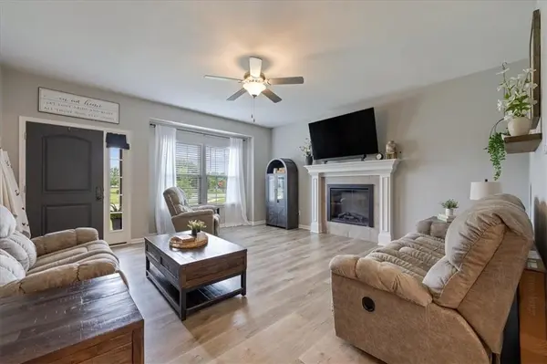 1203 SW Burns CIR, Oak Grove, MO 64075