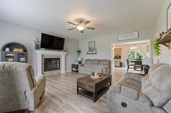 1203 SW Burns CIR, Oak Grove, MO 64075