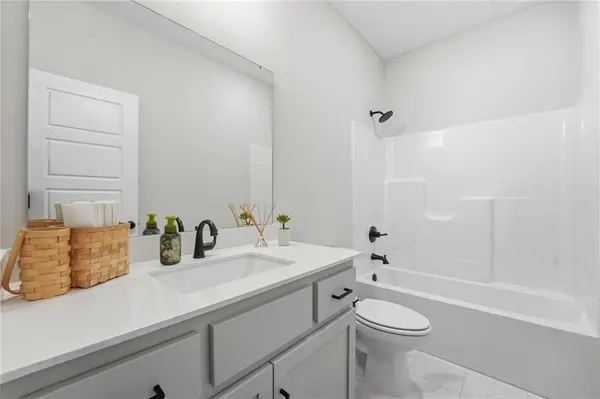1216 SE Cronin ST, Lee's Summit, MO 64081